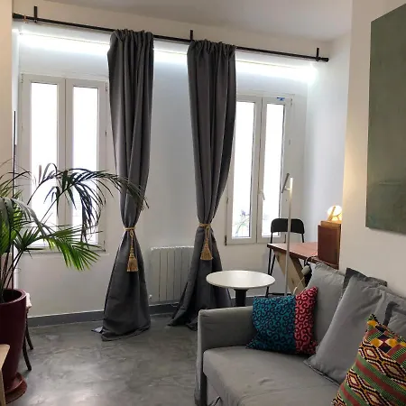 A La Apartment *