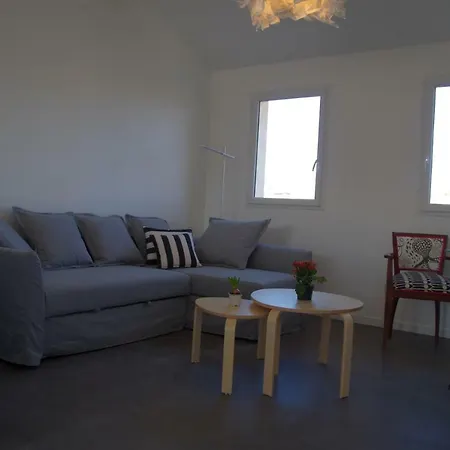 A La Apartment *